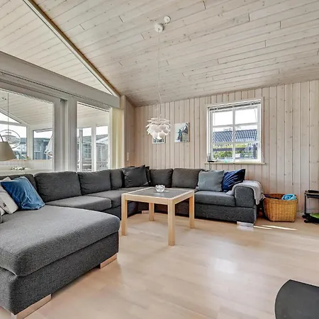 2 Bedroom Front In Prázdninový dům Rønde