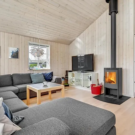 2 Bedroom Front In *